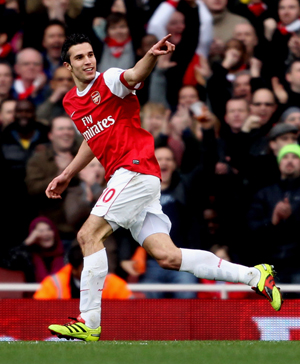 Van Persie lifts Arsenal back into top four